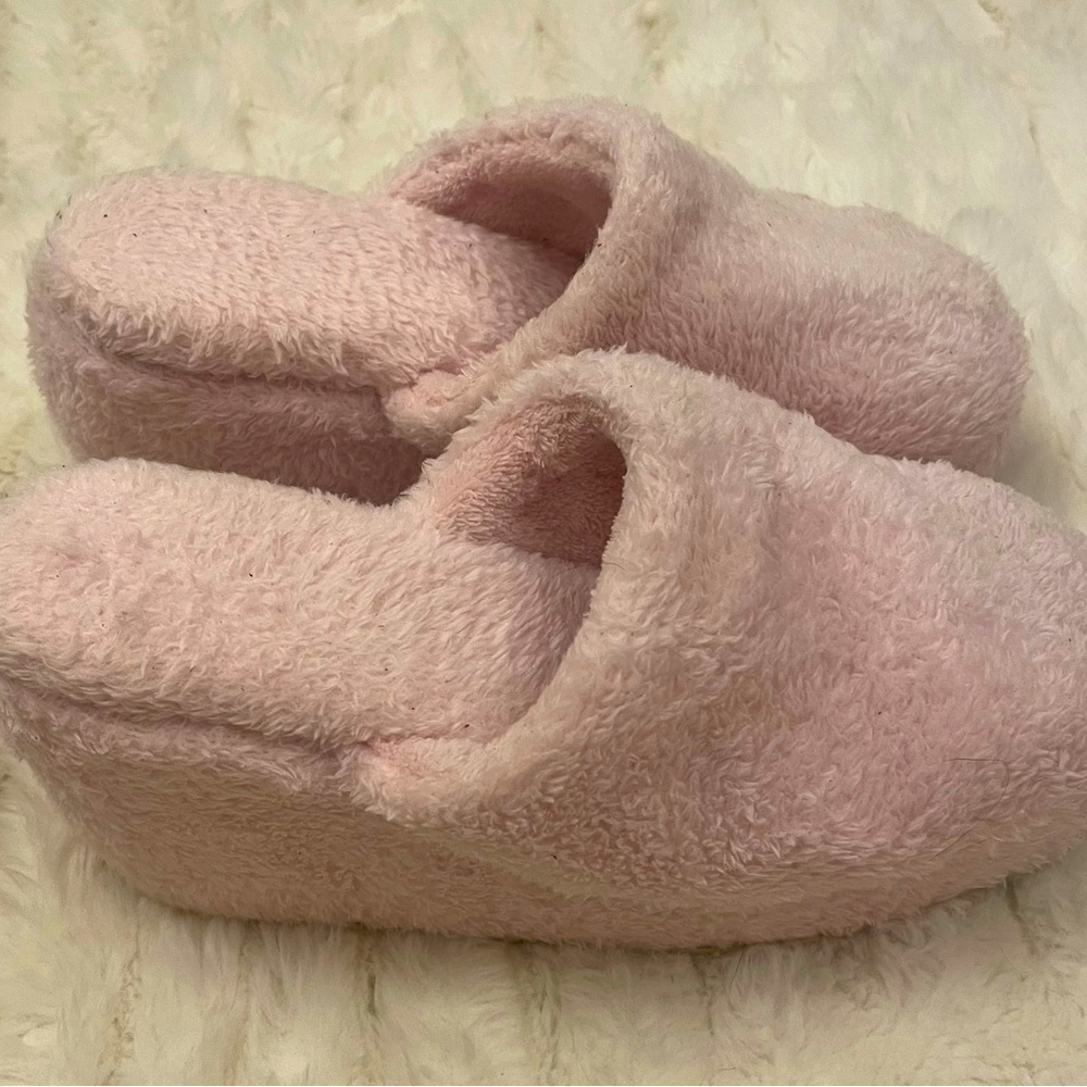 New High-heel pink fuzzy slippers! Wedge, platform…so pretty and cute!! Size 7